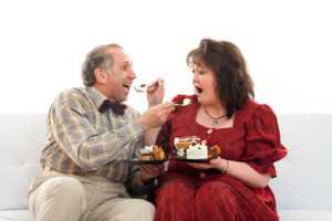 Paar füttert sich mit Torte